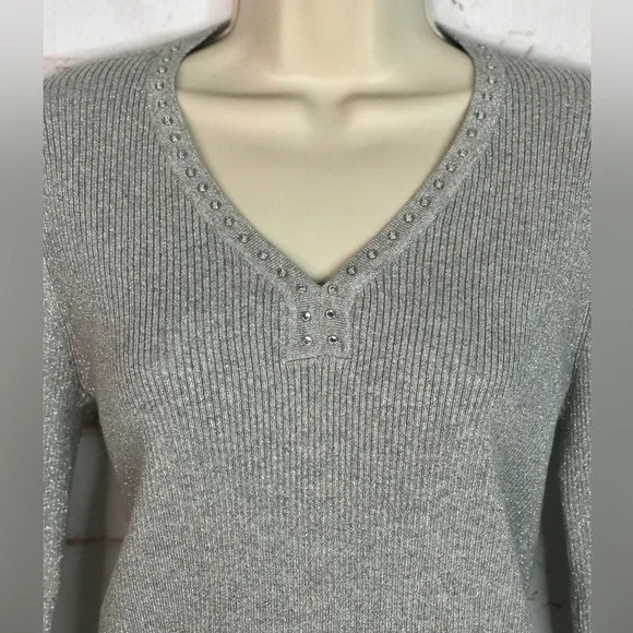 DKNY M Sparkly silver metallic thread grey ribbed V-neck knit top Size Medium - Picture 6 of 15